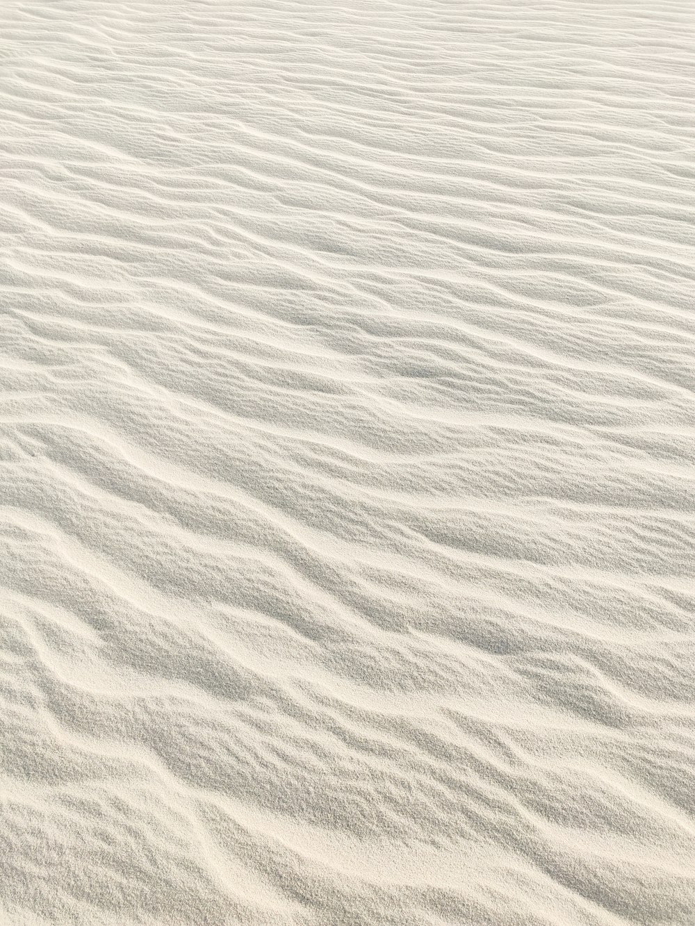 weißer Sand mit Wasser tagsüber