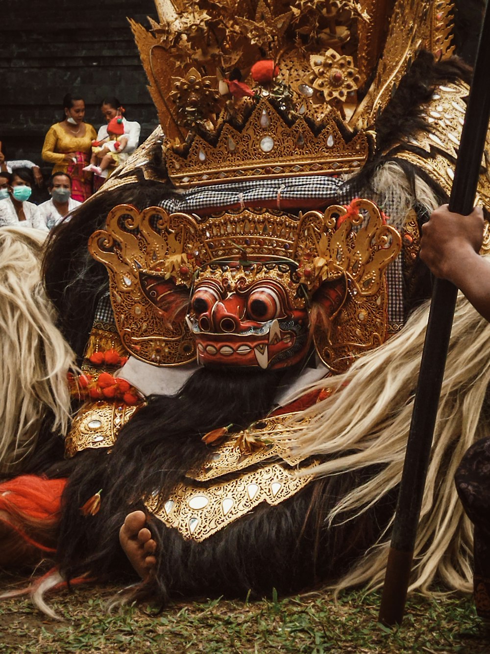 Persona che indossa una maschera rossa e d'oro