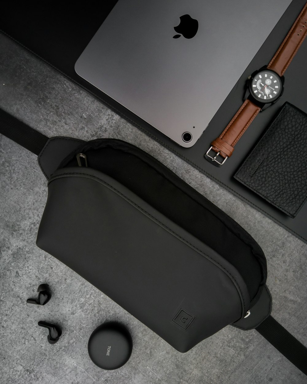 laptop Dell nero accanto a borsa a tracolla nera