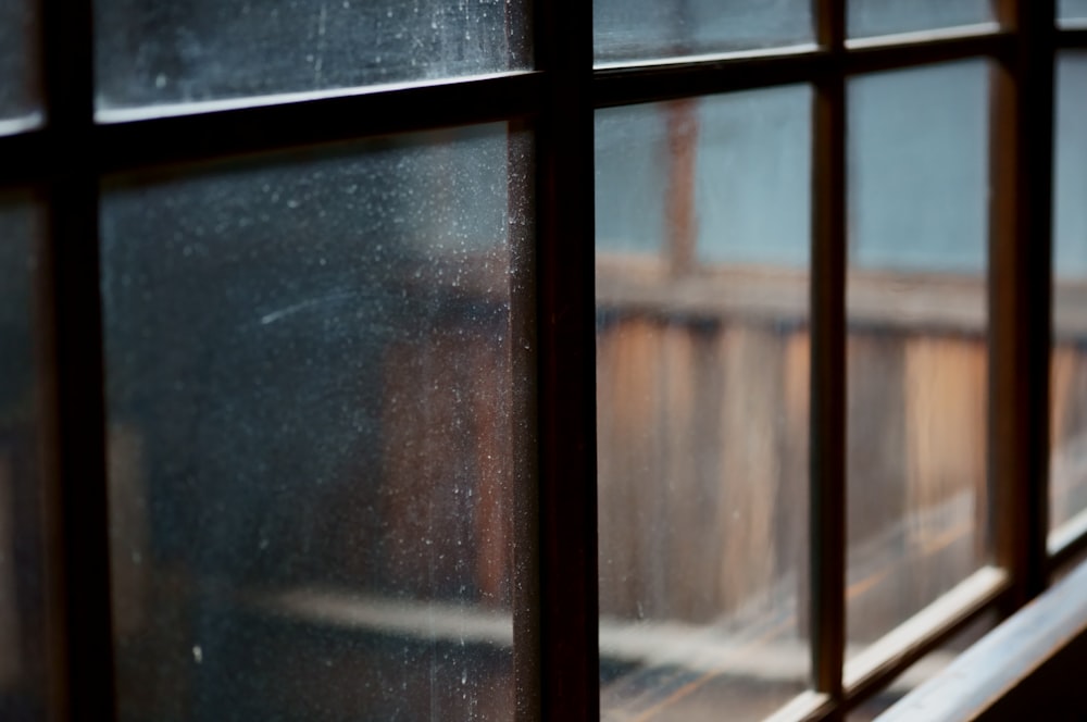 Ventana de vidrio con marco de madera marrón