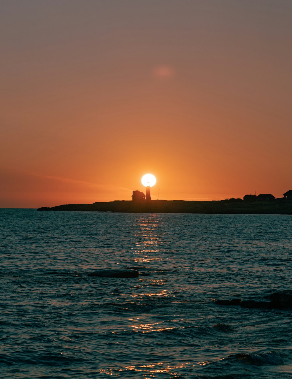 silhouette de l’île au coucher du soleil