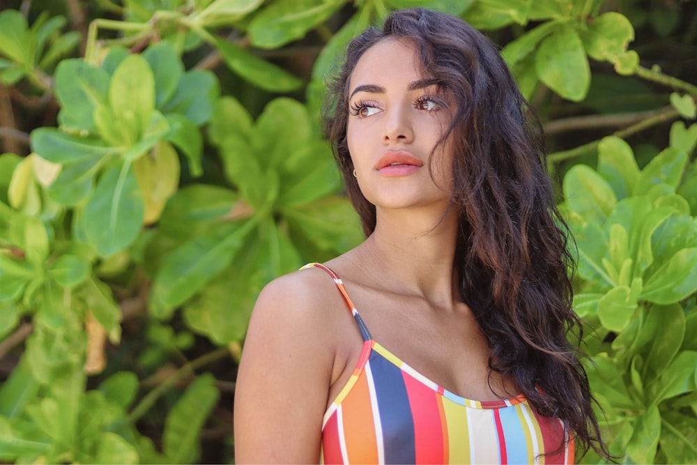 femme en débardeur à rayures blanches et rouges