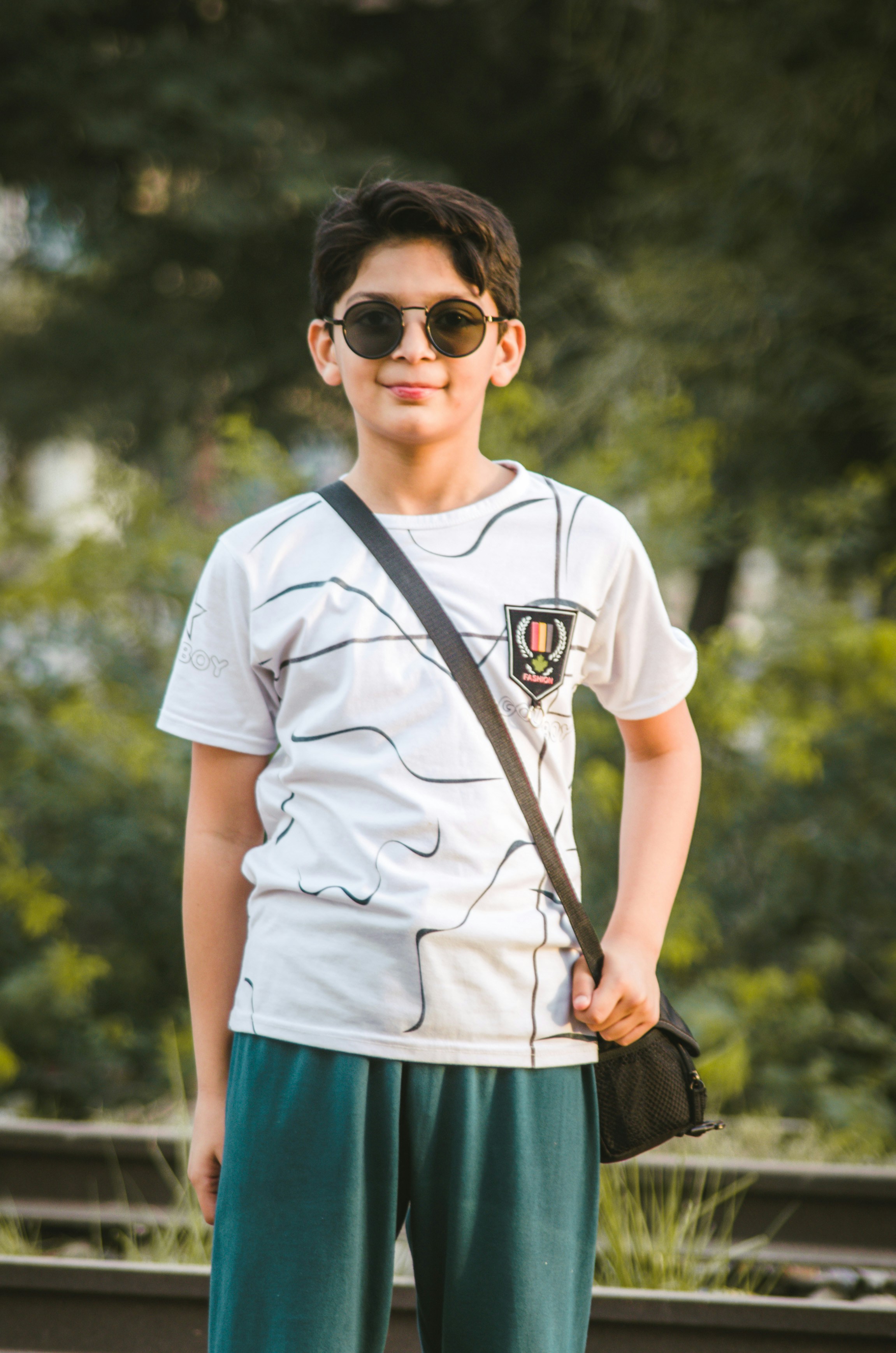 Homme en T-shirt blanc à col rond portant des lunettes de soleil noires