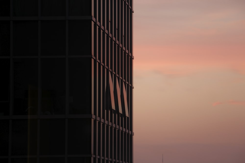 bâtiment noir sous ciel gris