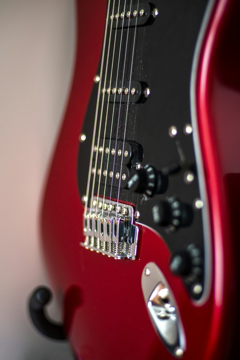 Foto guitarra eléctrica roja y negra – Imagen Instrumento musical gratis en  Unsplash