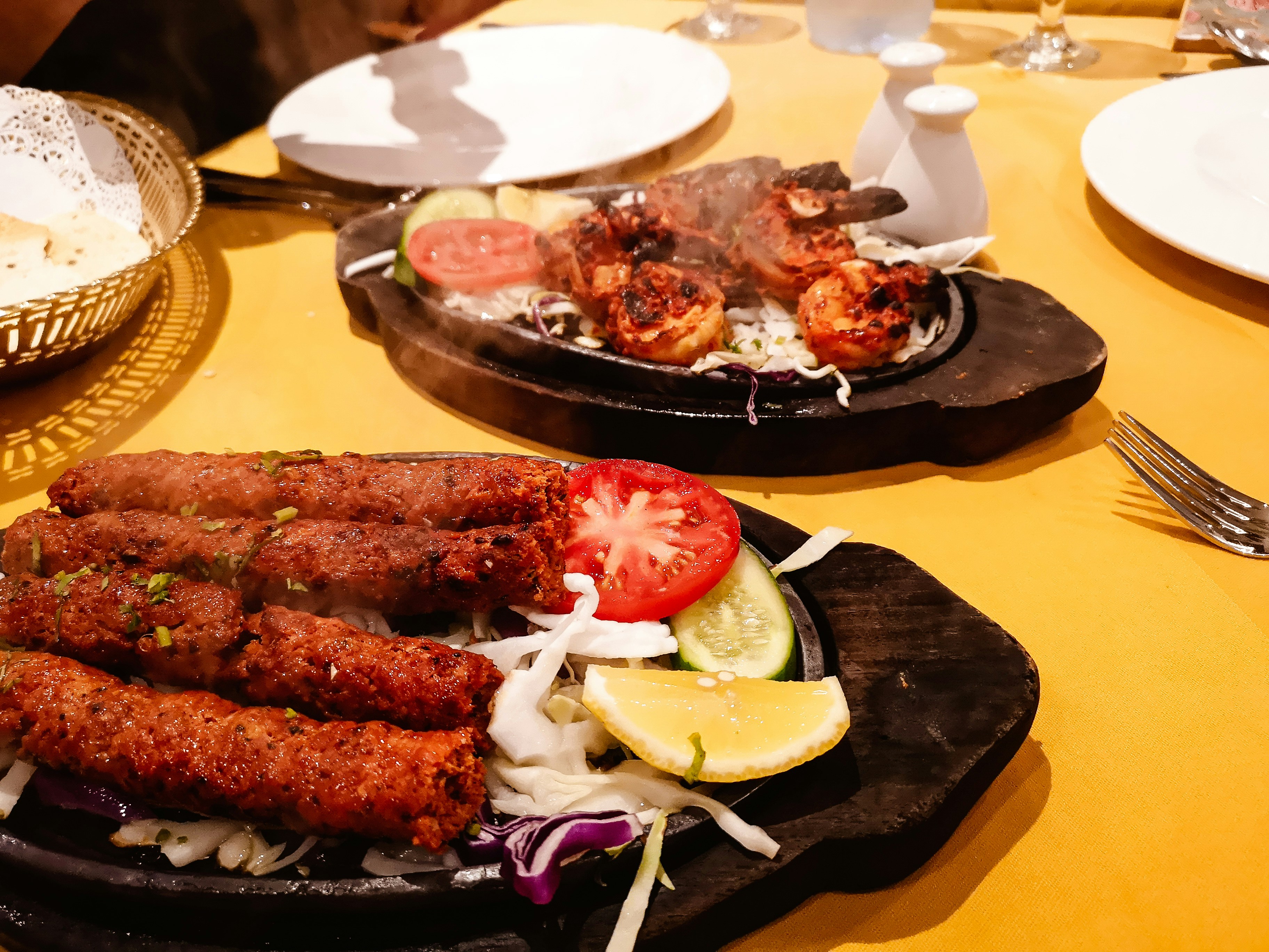 Traditionelle albanische Küche in einem rustikalen Lokal