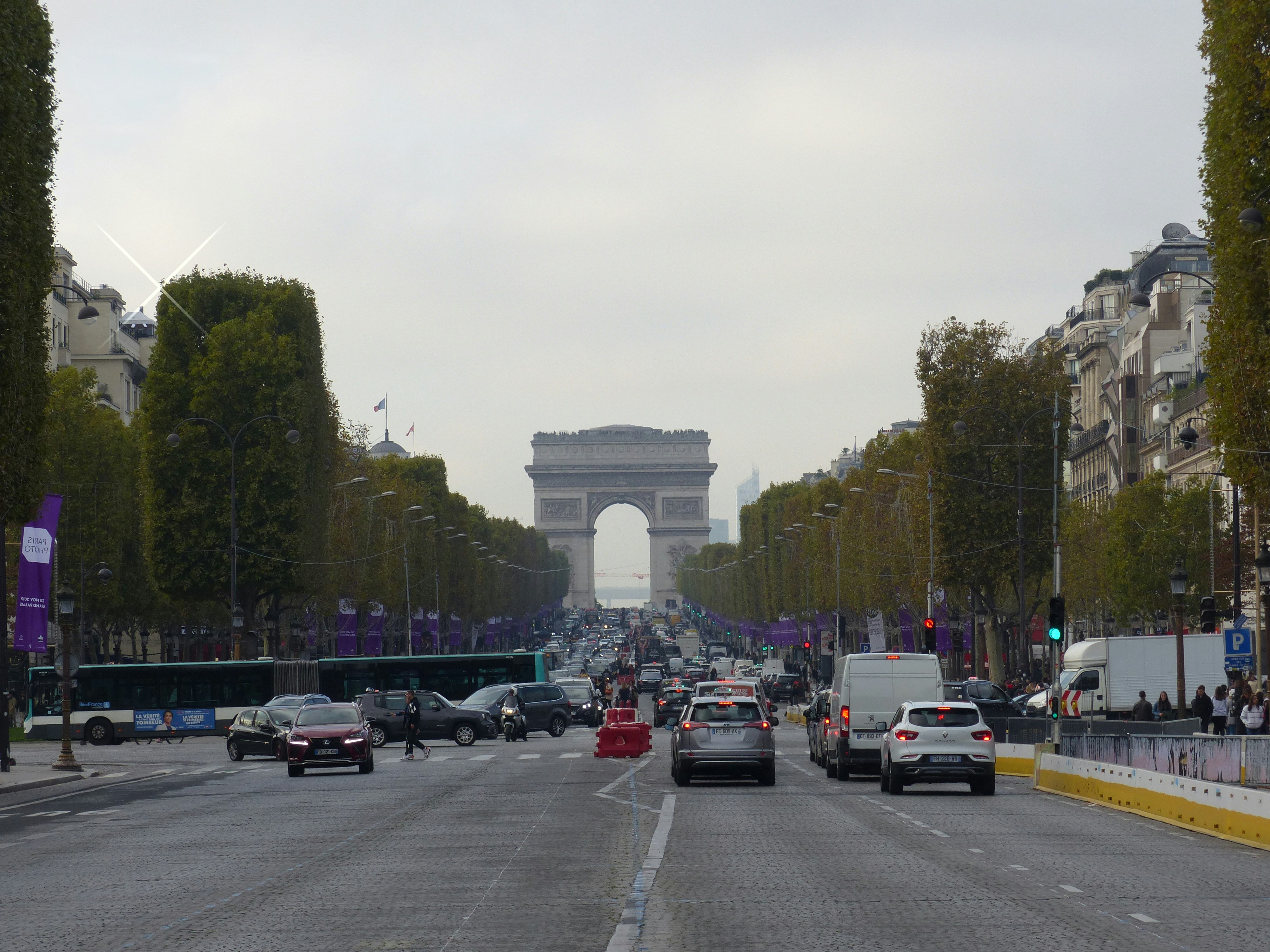 Autos, die tagsüber auf dem Parkplatz geparkt werden