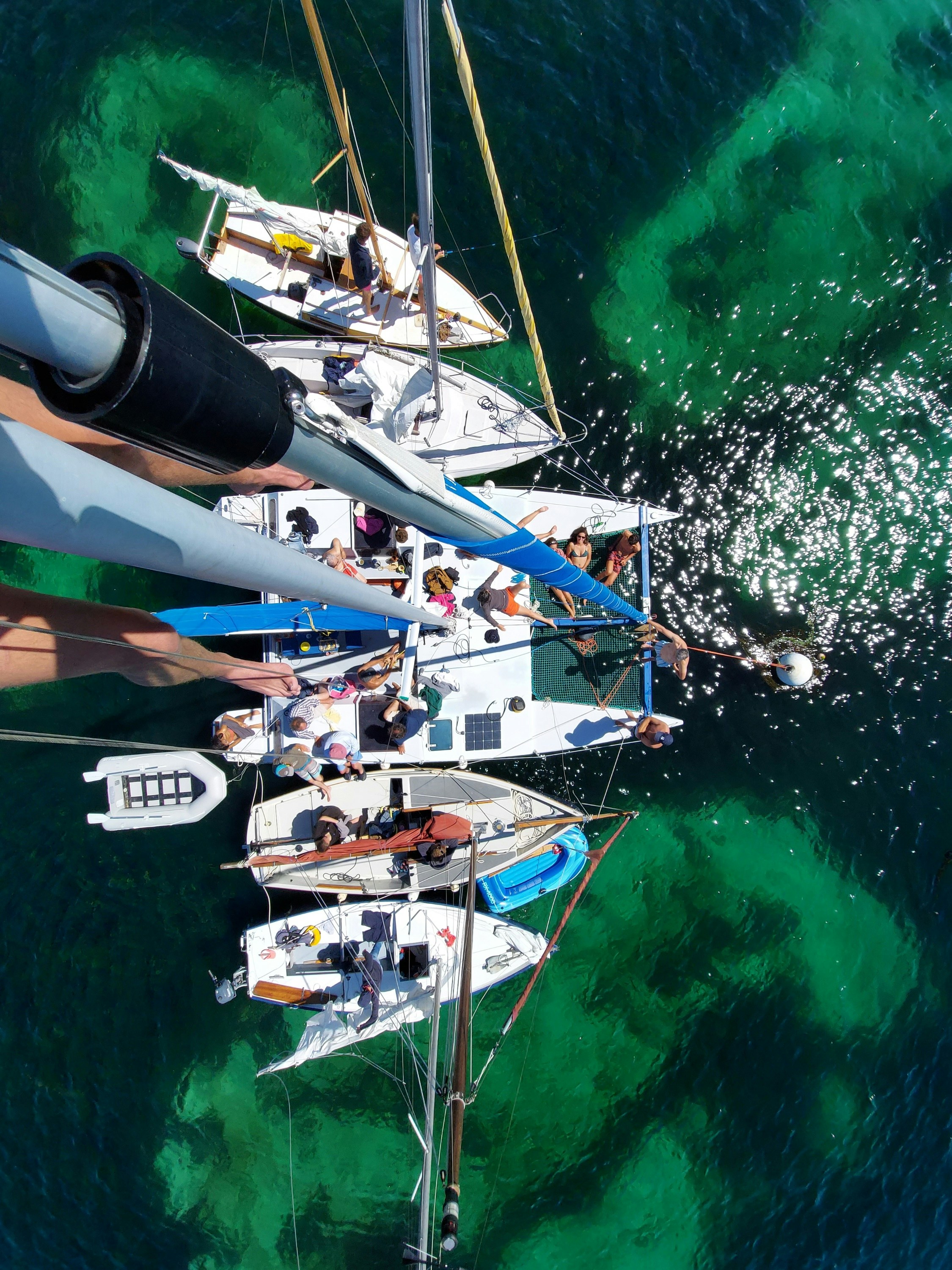 weißes und blaues Boot tagsüber auf Gewässern