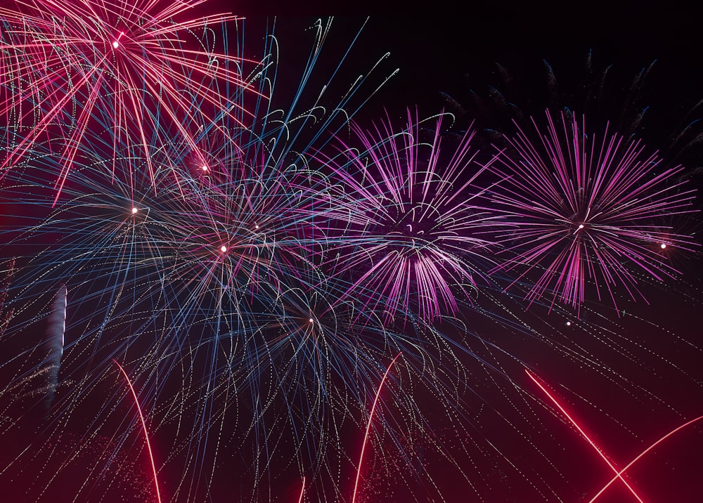 rot-weißes Feuerwerk während der Nacht