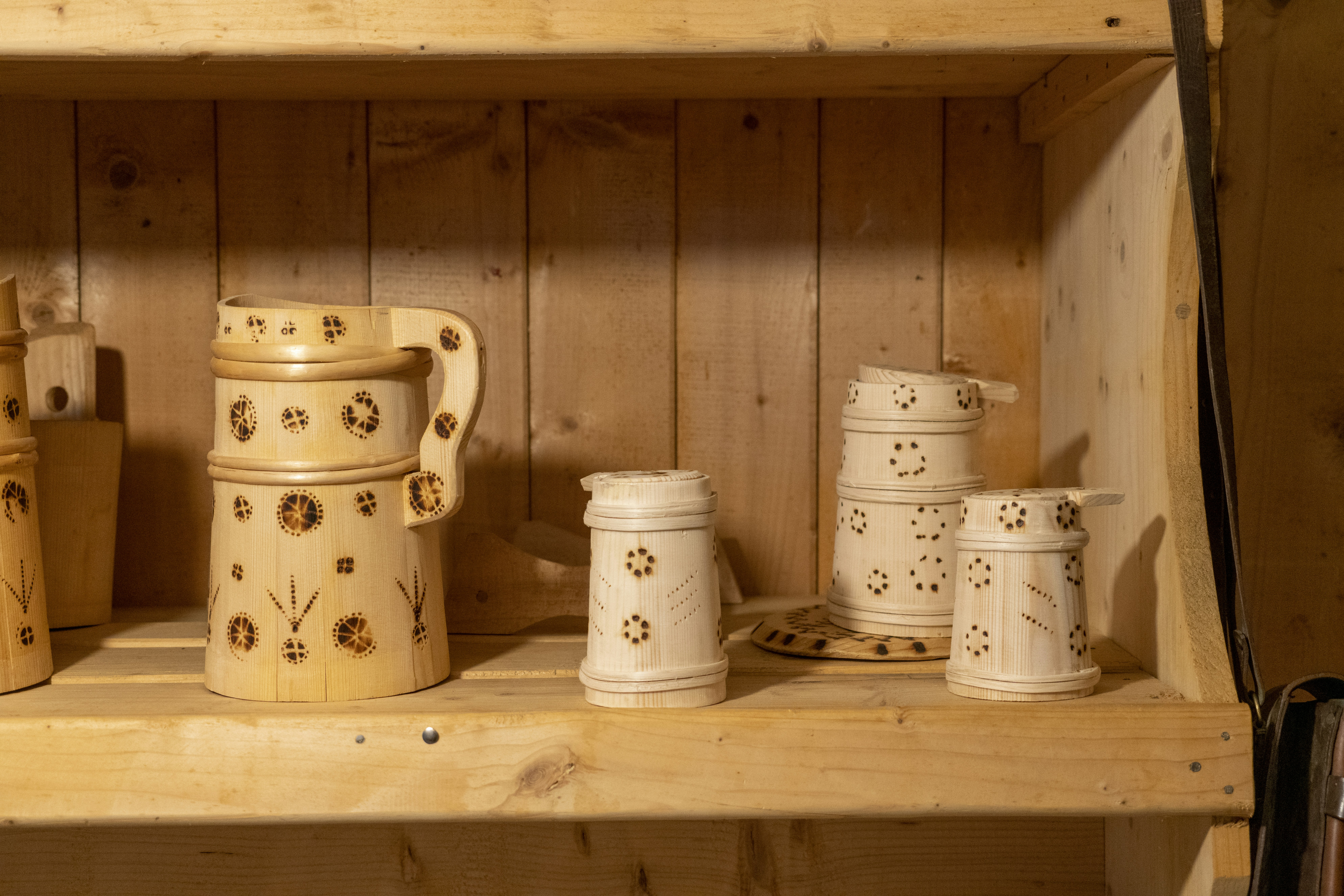 gray computer monitor