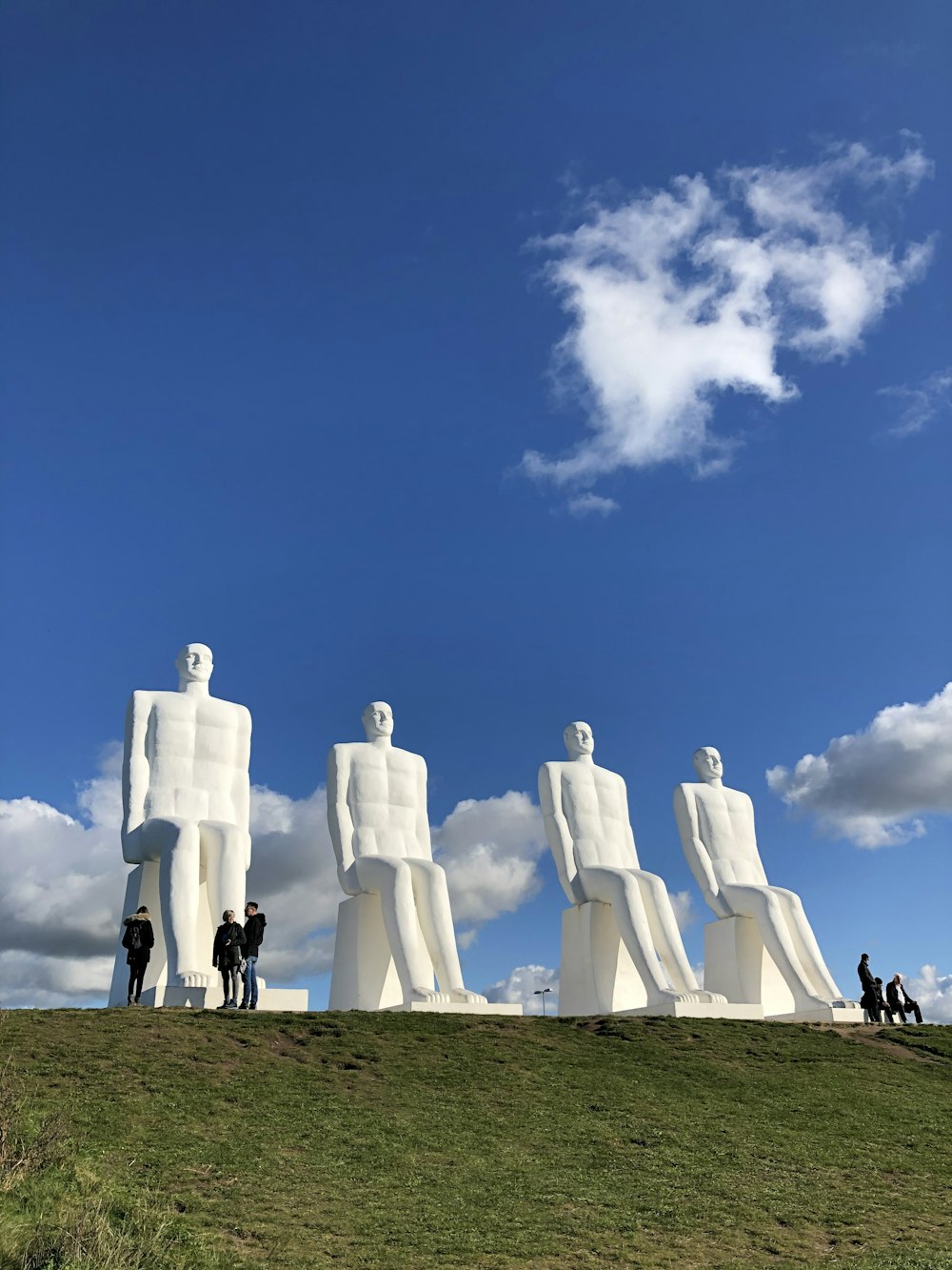 Foto zum Thema Weiße Statuen auf grünem Gras unter blauem Himmel tagsüber –  Kostenloses Bild zu Esbjerg auf Unsplash