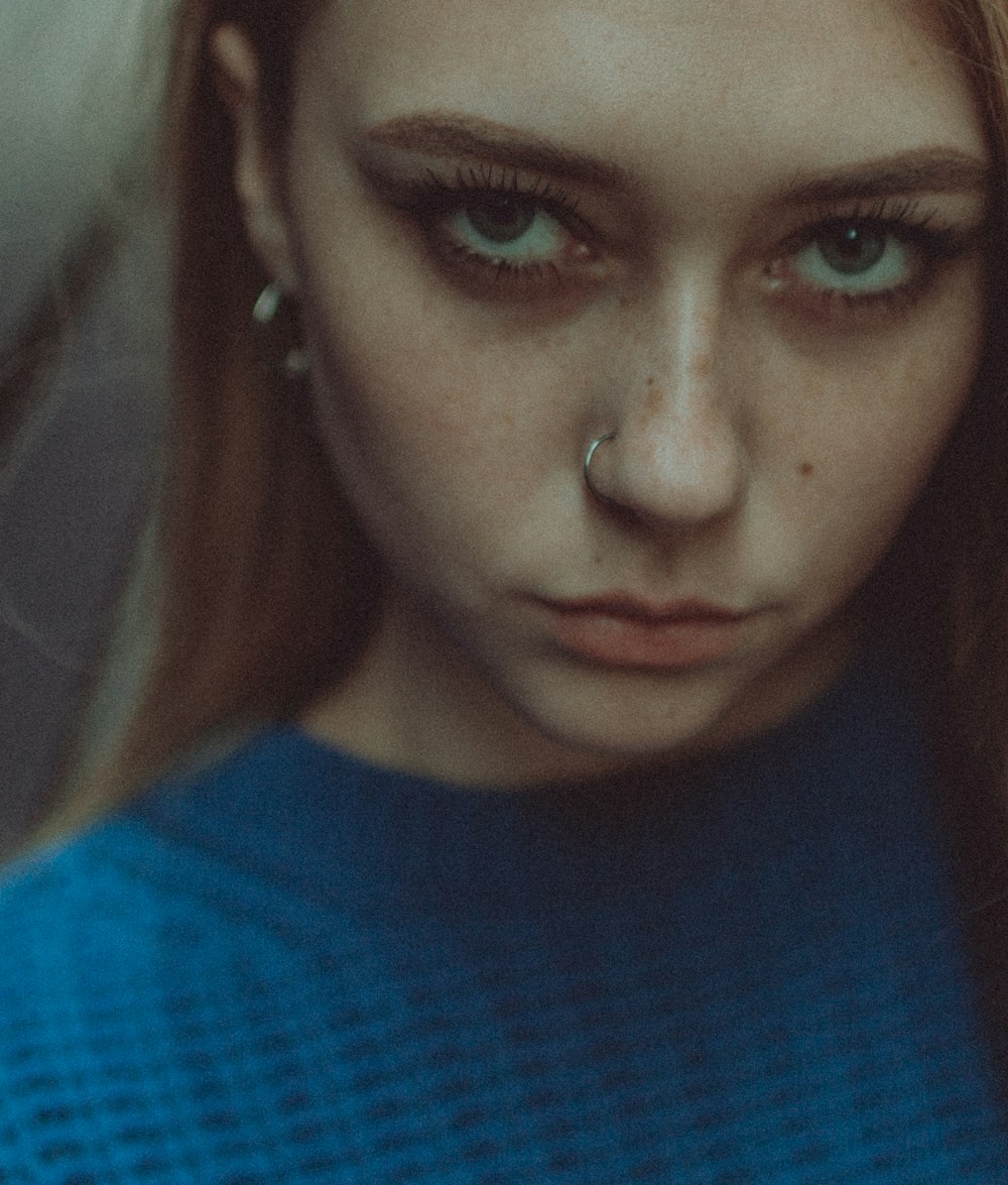 Femme en chemise bleue à col rond