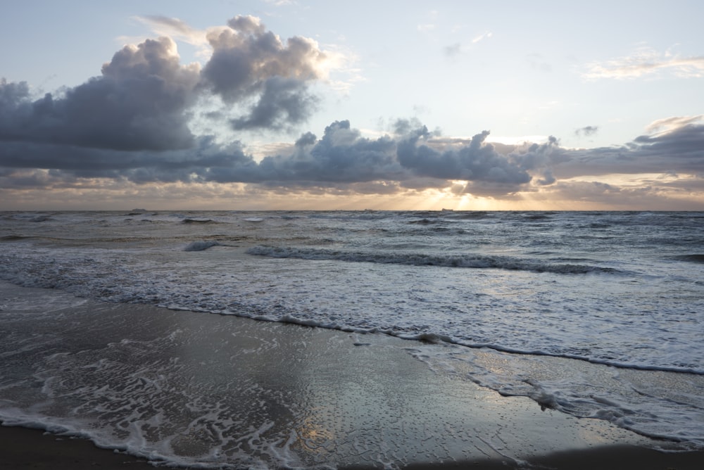 日没時に海岸に打ち寄せる海の波