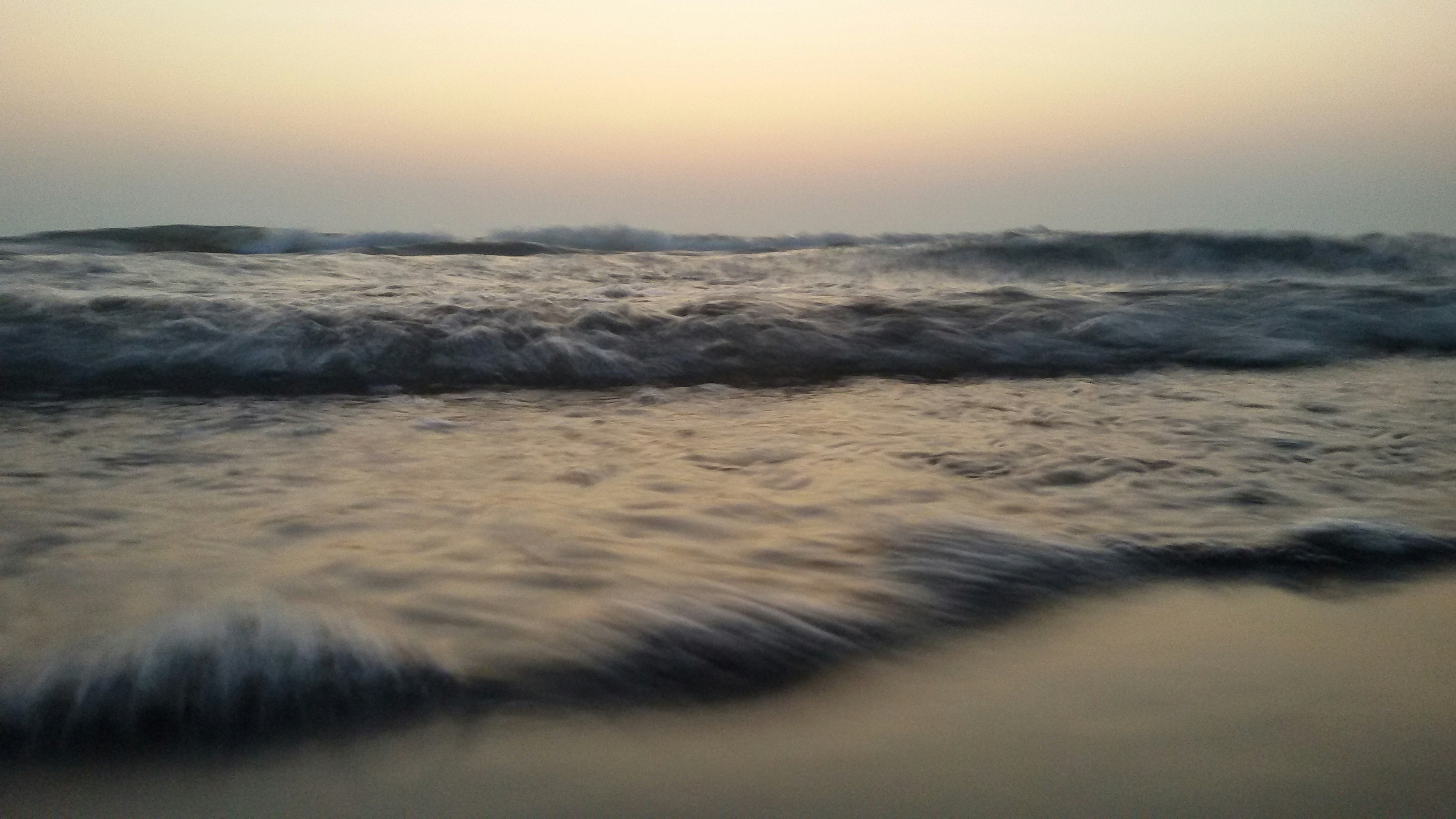ocean waves crashing on shore during daytime