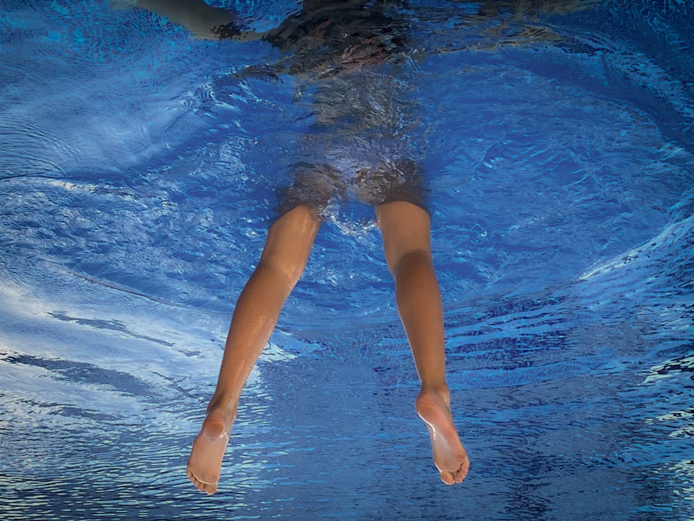 Frau im blau-weißen Badeanzug auf dem Wasser