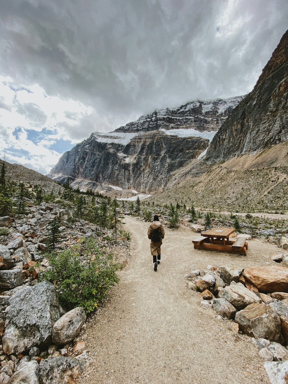 2 personnes marchant sur un sentier près des montagnes pendant la journée