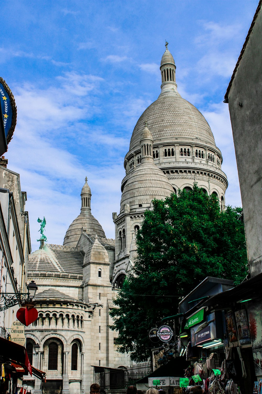 Bâtiment en dôme en béton blanc pendant la journée