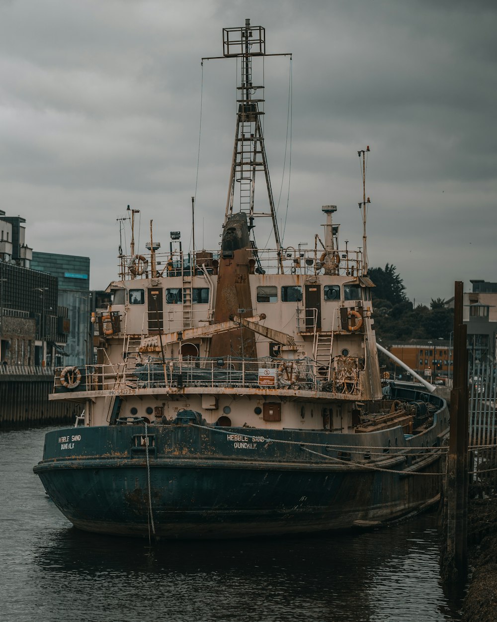 navire noir et blanc sur la mer pendant la journée