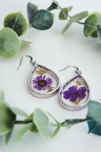 silver and purple heart pendant photo – Free Grey Image on Unsplash