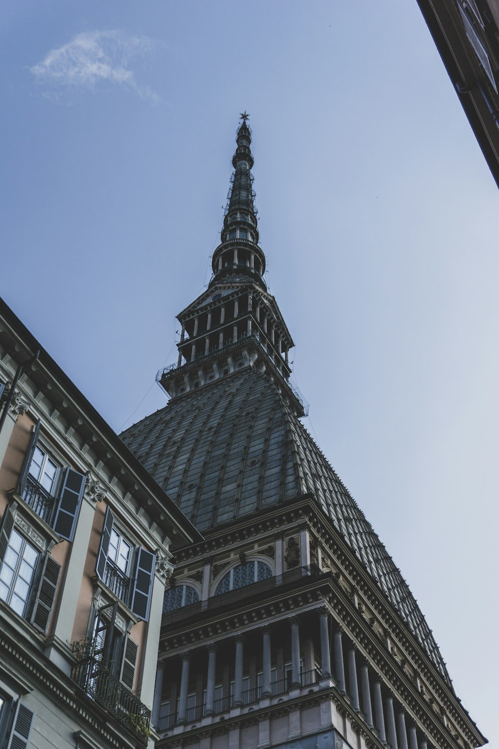 edificio in cemento marrone sotto il cielo bianco durante il giorno