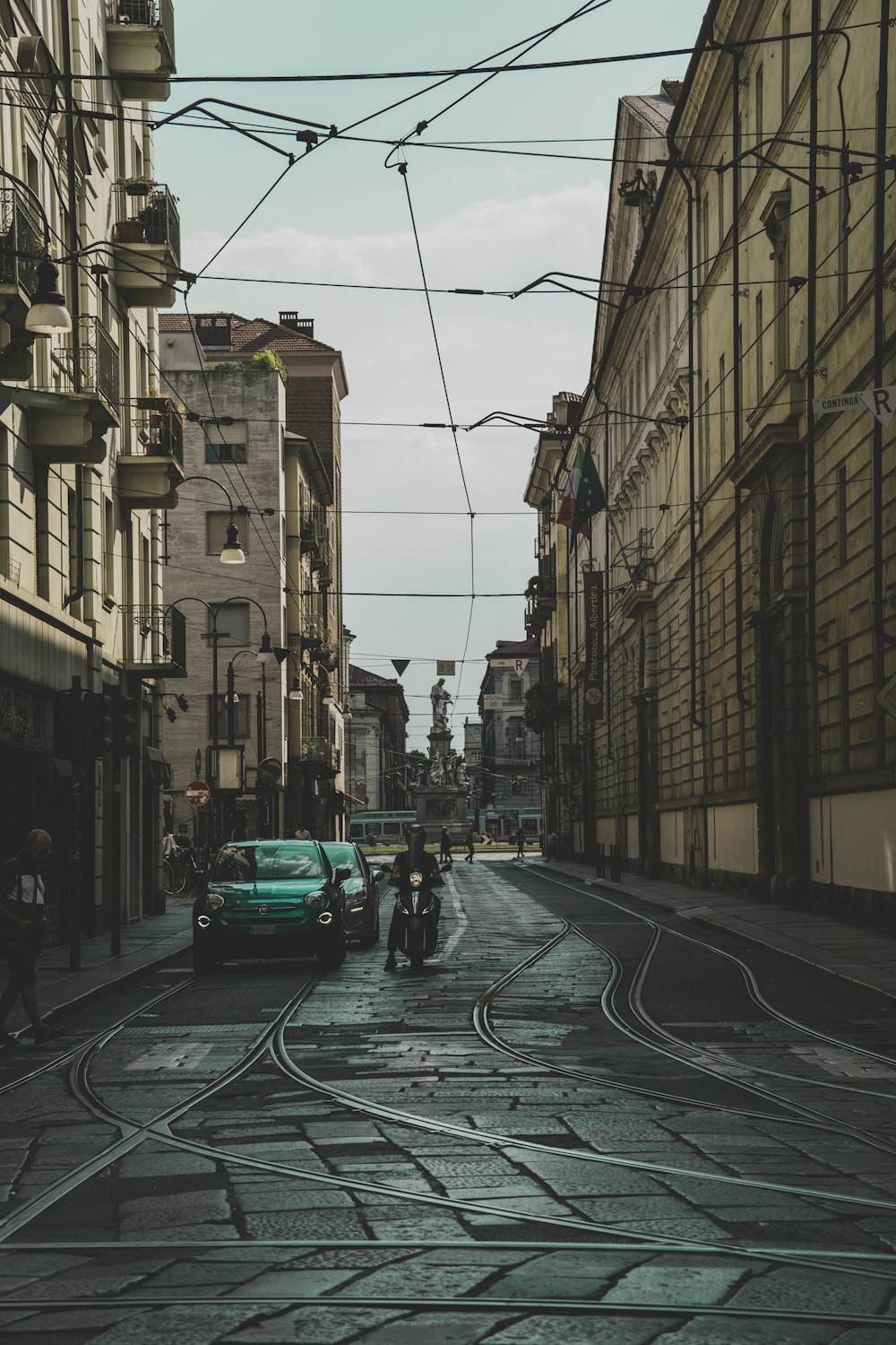 auto sulla strada tra gli edifici durante il giorno