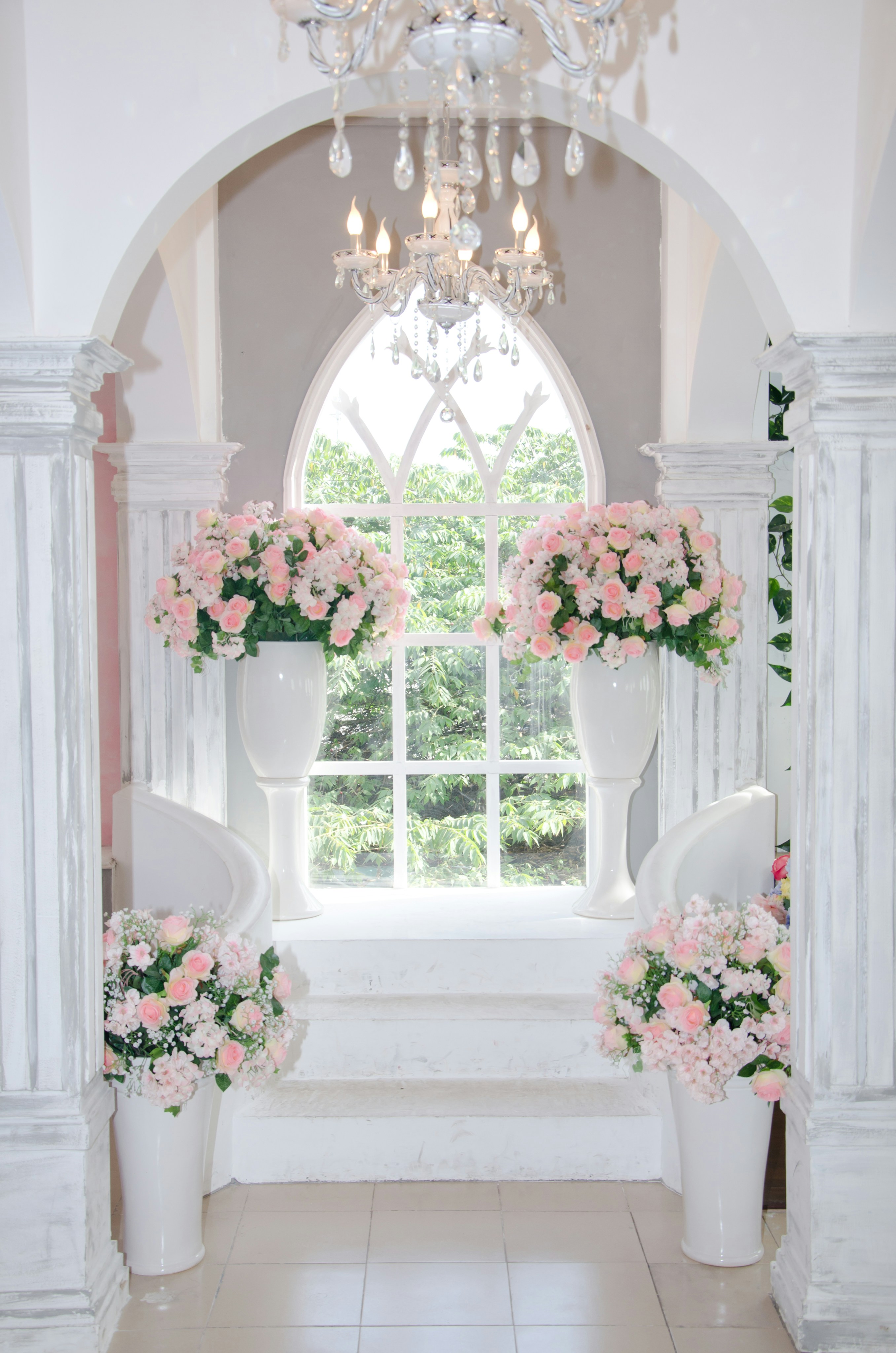 Wedding decor, romantic arch, elegant venue, bridal flowers, ilustrasi artikel Your Ultimate Wedding Planning Checklist: From 