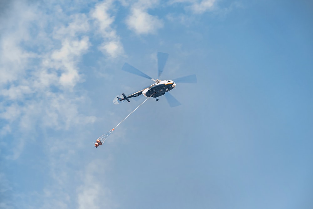 avion à réaction noir et blanc en plein vol pendant la journée