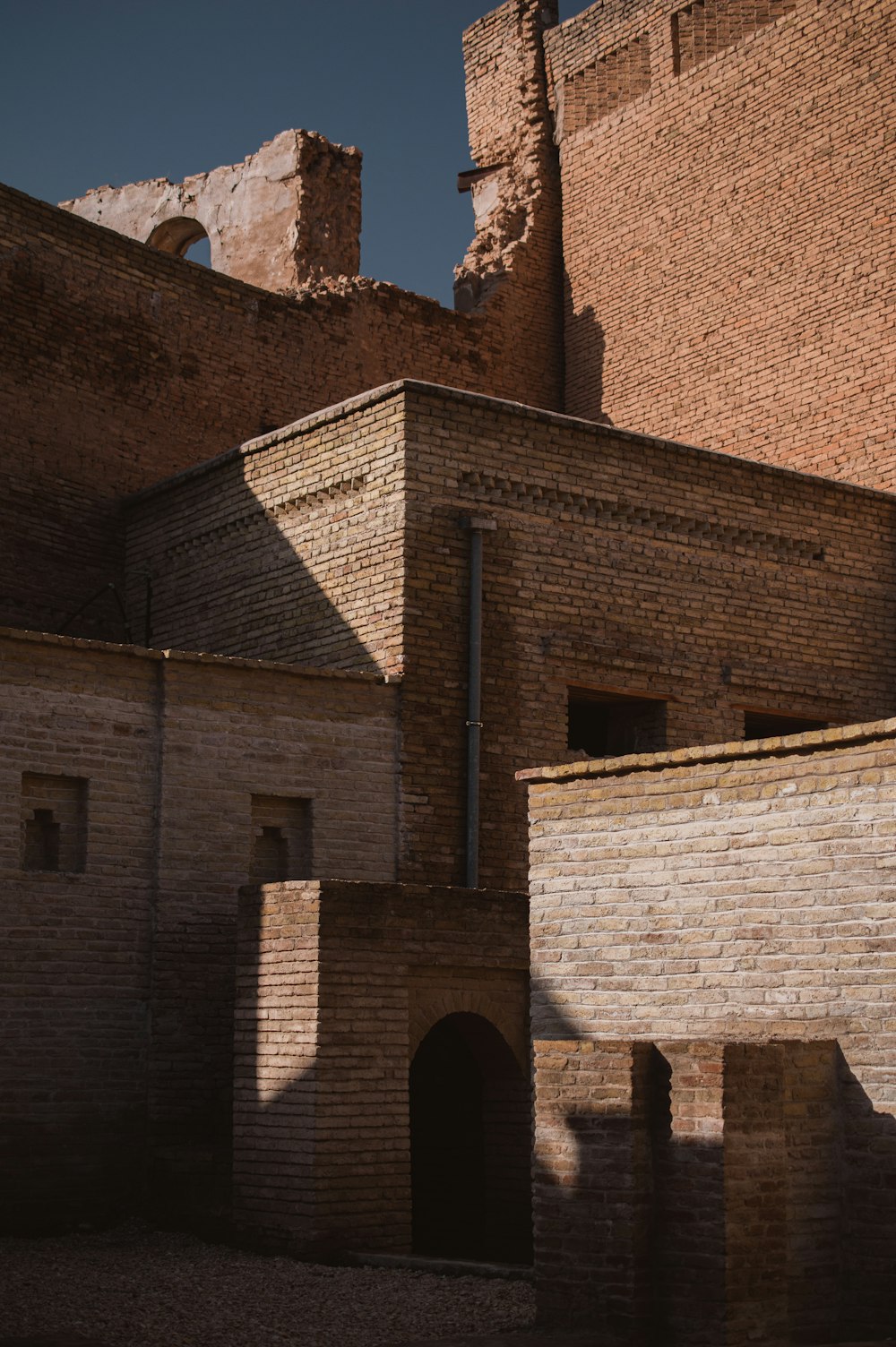 edificio in mattoni marroni durante il giorno