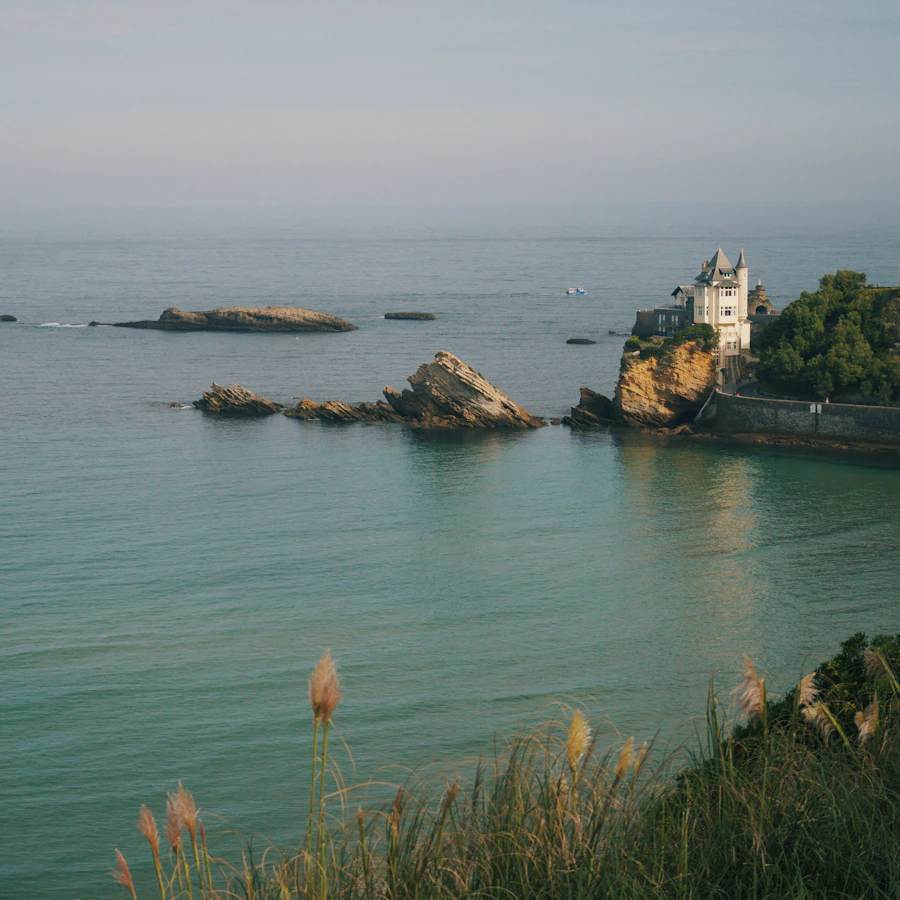 Le Rocher de la Vierge et les falaises de Biarritz vus depuis la mer, Pays Basque