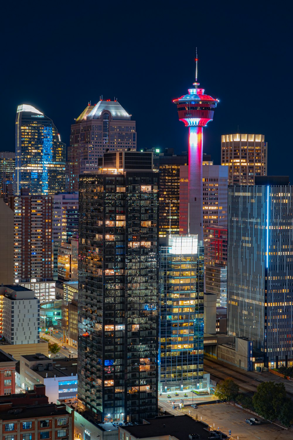 Immeubles de grande hauteur pendant la nuit