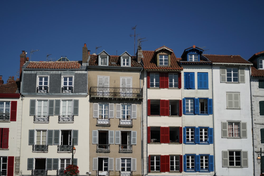 Edificio de hormigón blanco y marrón bajo el cielo azul durante el día