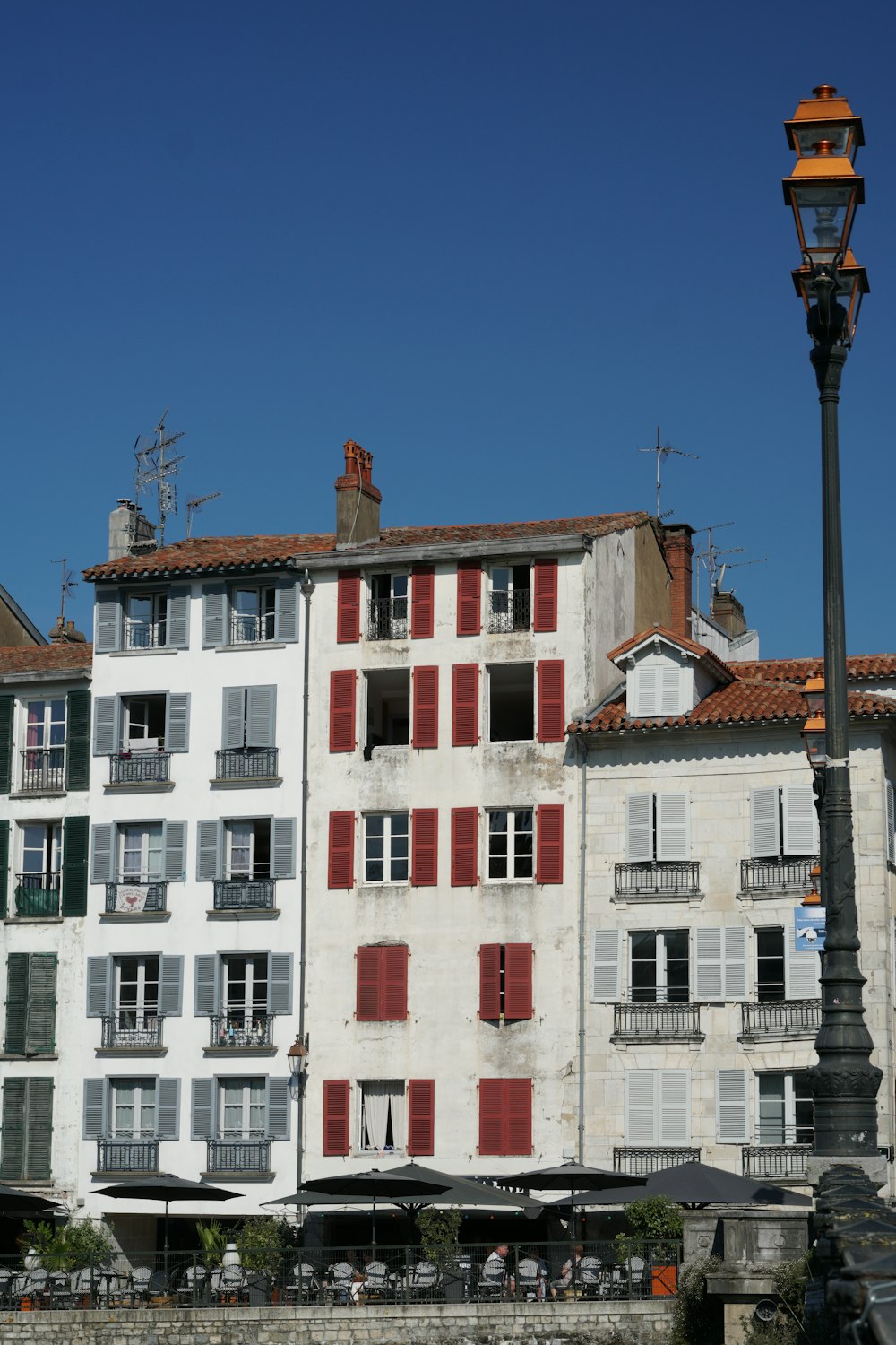 昼間の青空に映える白と赤のコンクリートの建物