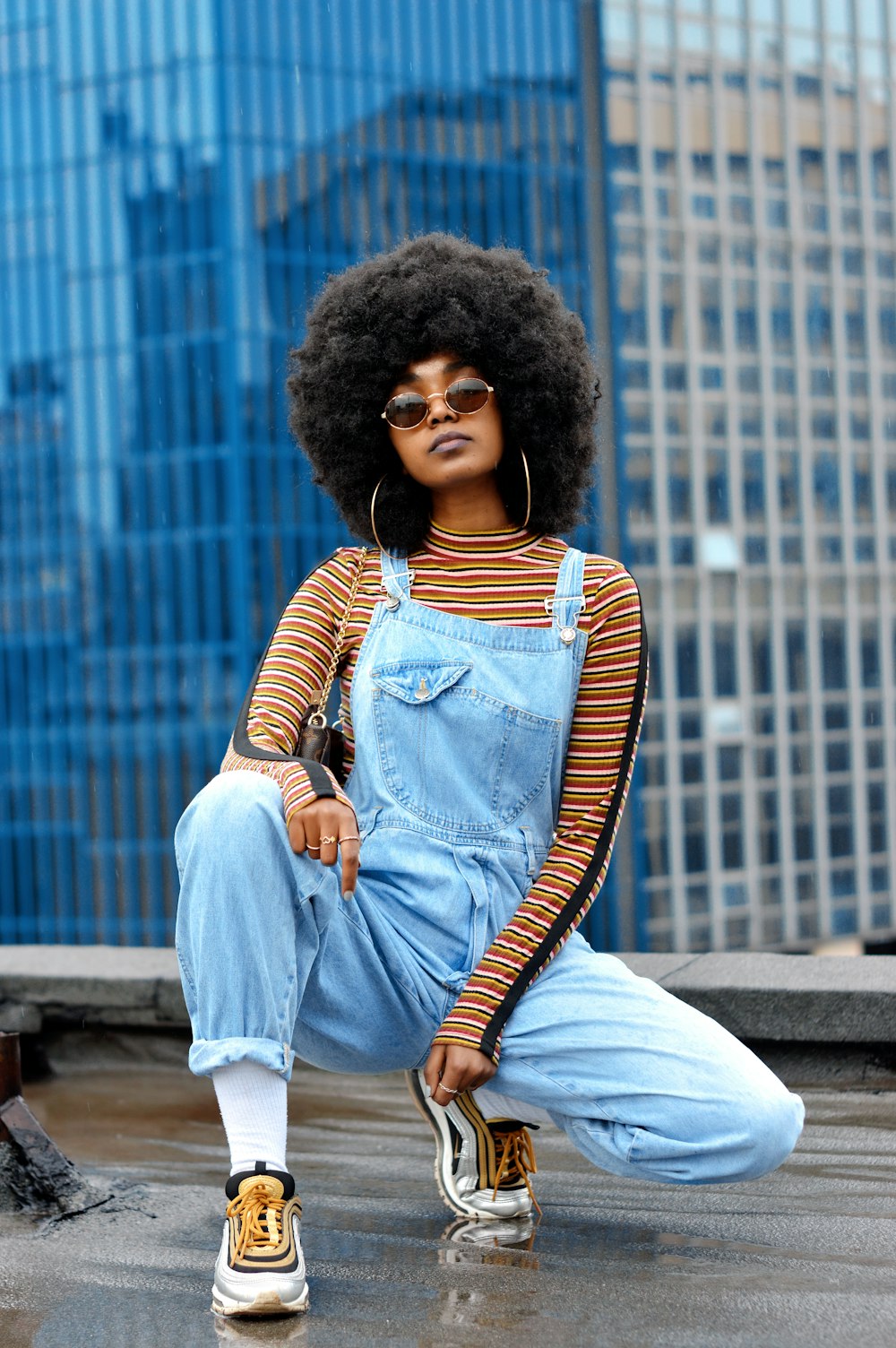 Femme en veste en jean bleue assise sur un banc en béton