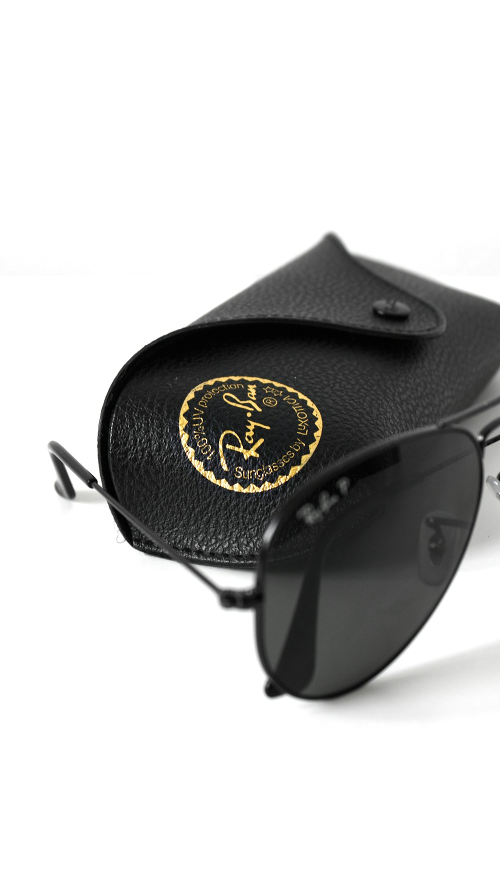 Black and gold ray ban aviator sunglasses photo – Free Black case Image on  Unsplash