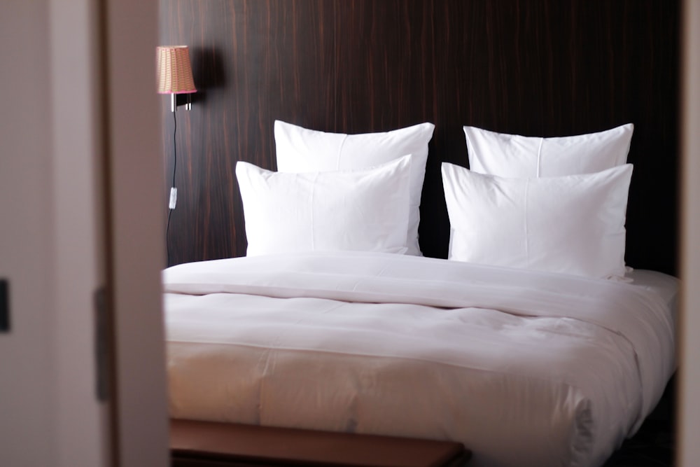 oreiller de lit blanc sur lit blanc