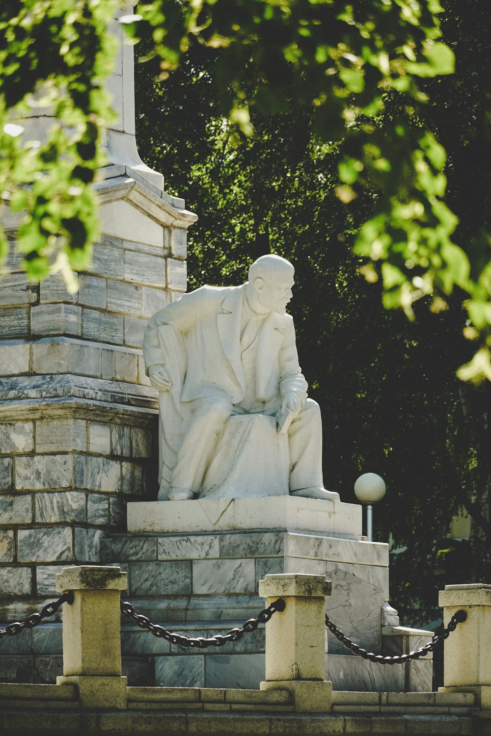 Statua dell'uomo in cemento bianco