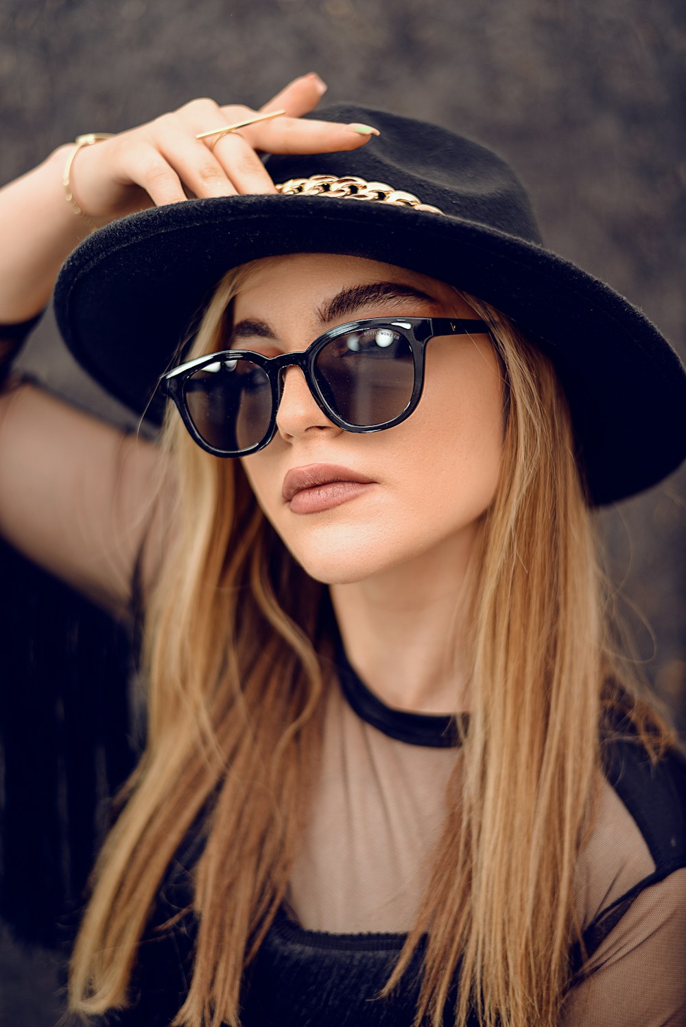 Humorístico Lustre paso Foto mujer con sombrero negro para el sol y gafas de sol negras – Imagen  Vestir gratis en Unsplash