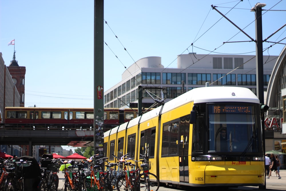 gelb-weiße Straßenbahn tagsüber auf der Straße