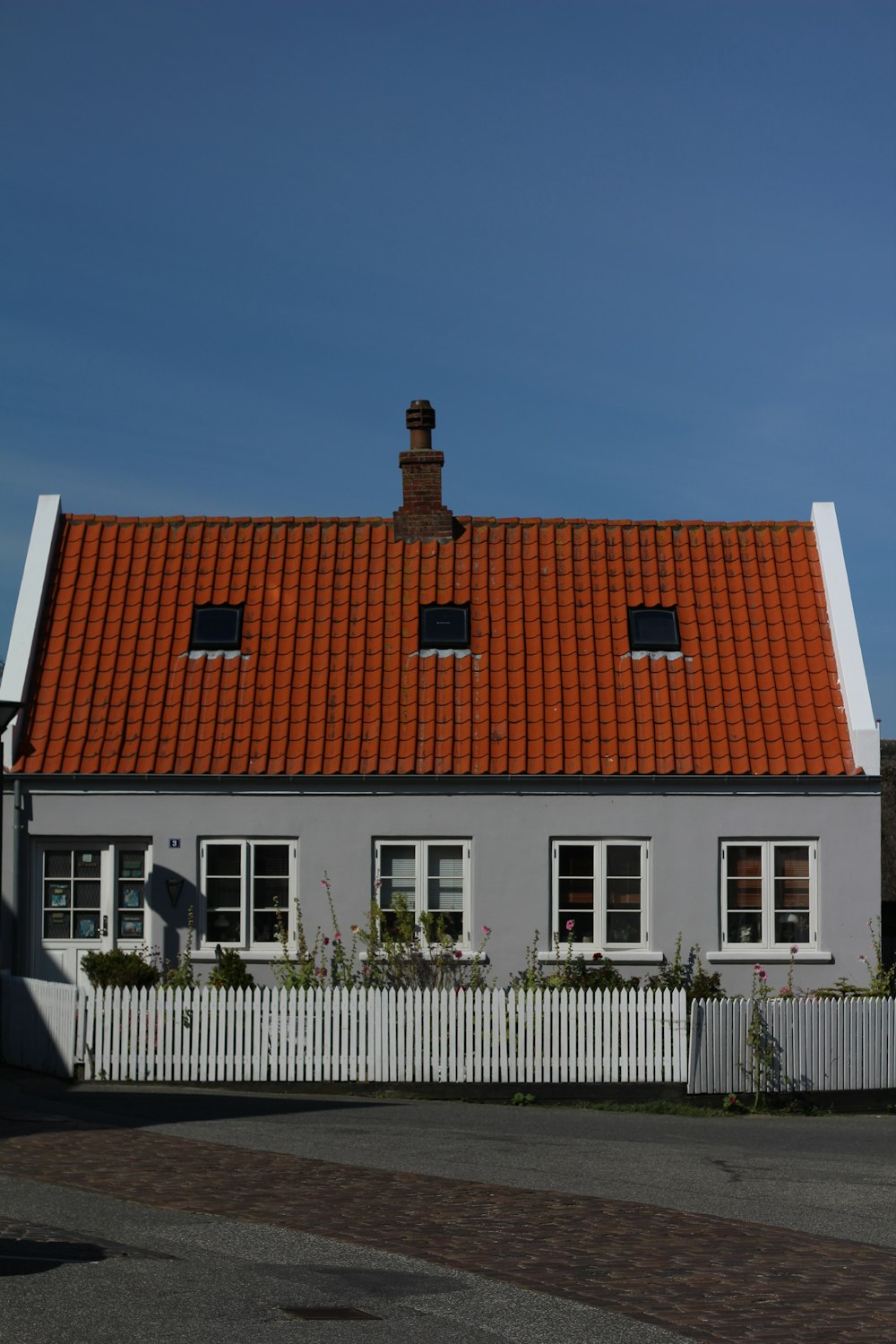 昼間の青空に映える白と茶色のコンクリートの家