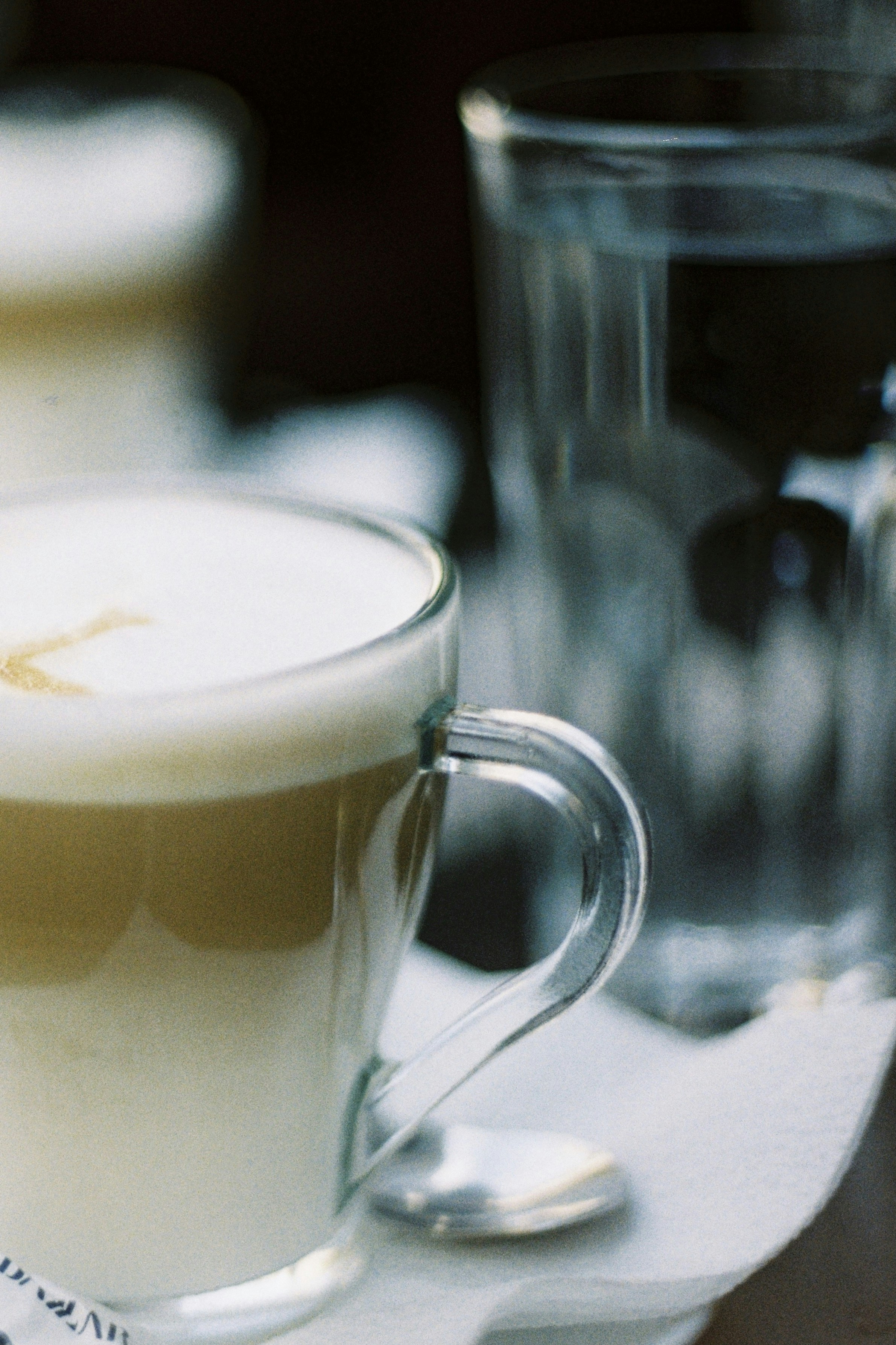 Tasse en céramique blanche avec un liquide blanc à l’intérieur