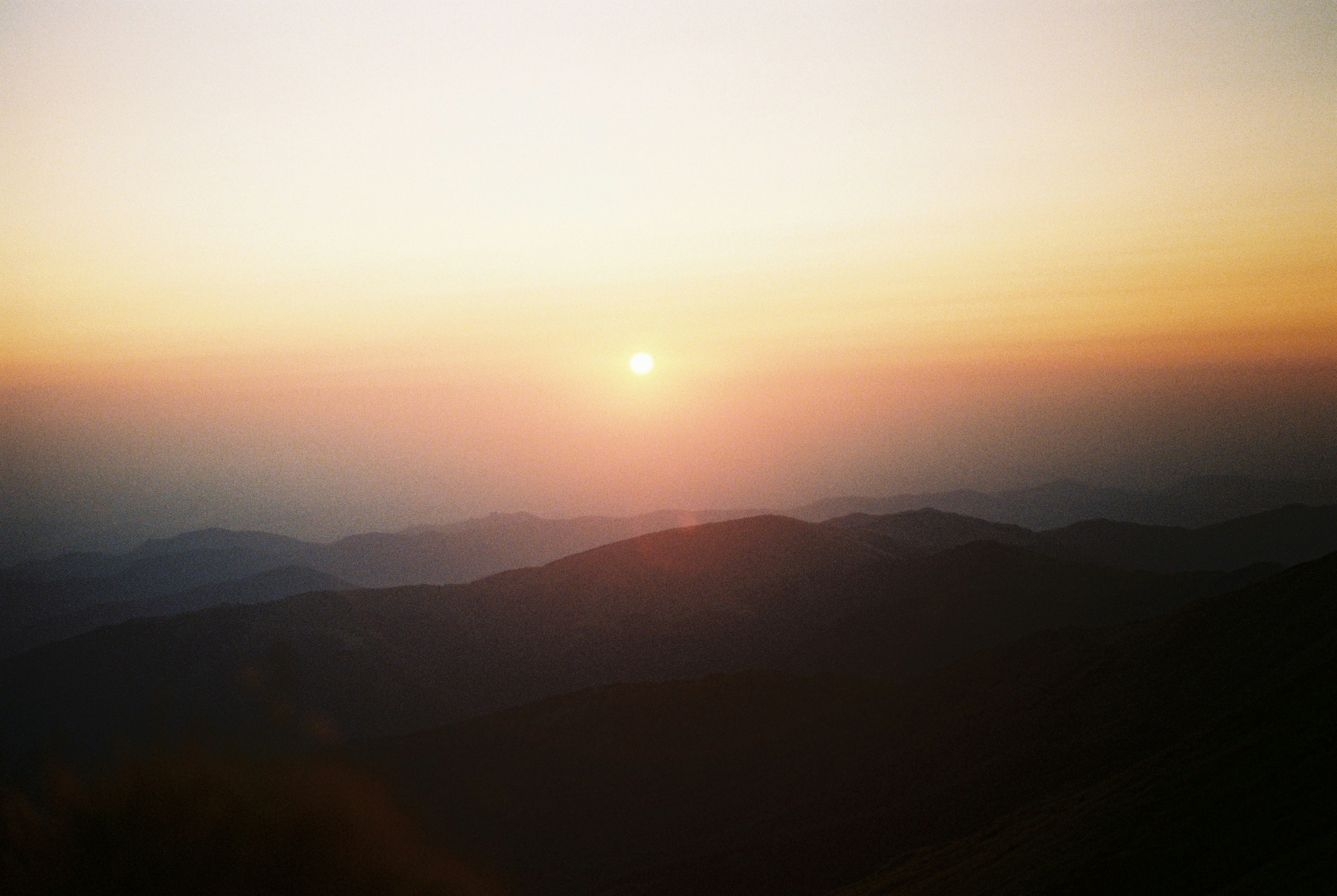 silhouette de montagnes au coucher du soleil