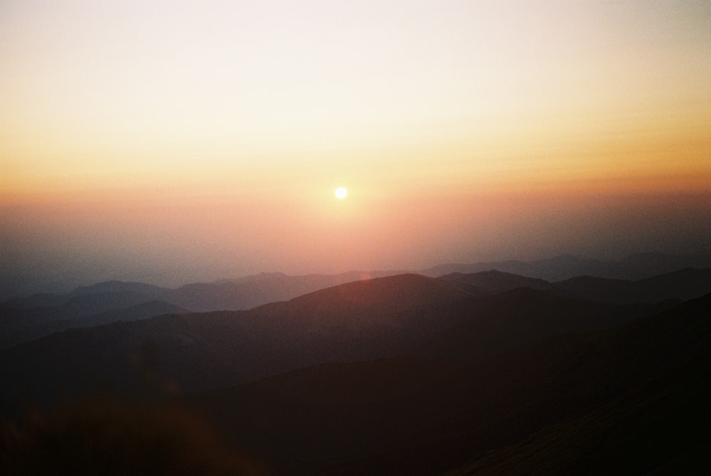 silhouette de montagnes au coucher du soleil