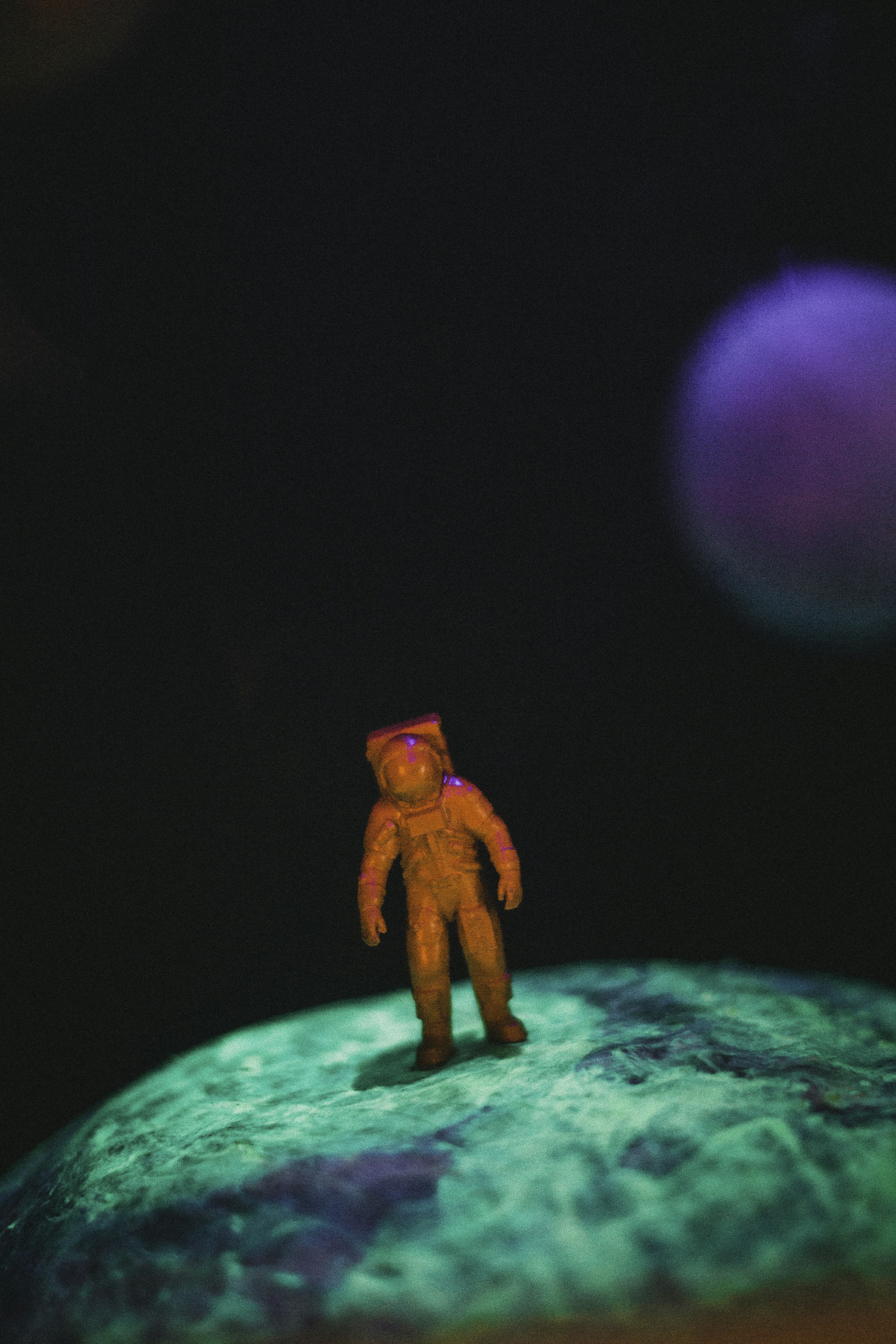 uomo in pantaloni marroni action figure