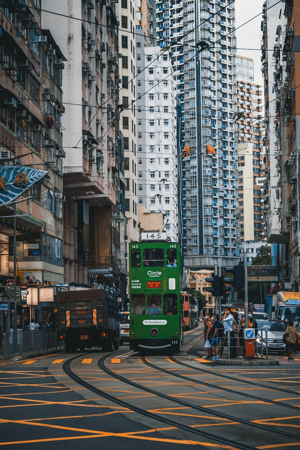 Tram vert dans la rue de la ville pendant la journée