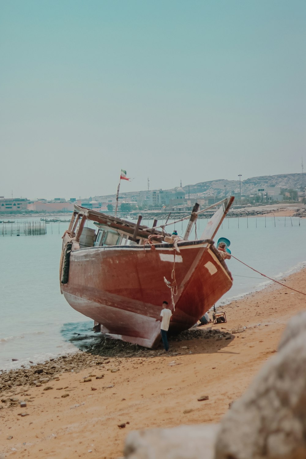 bateau brun et blanc sur la plage pendant la journée