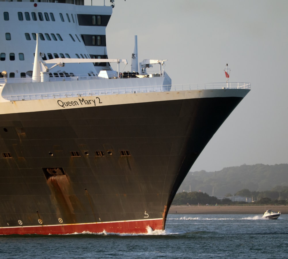 nave bianca e marrone in mare durante il giorno