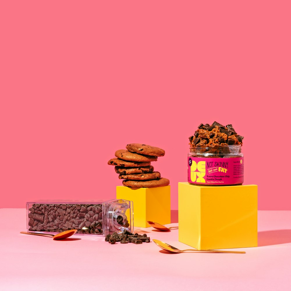 Caja marrón y amarilla con galletas