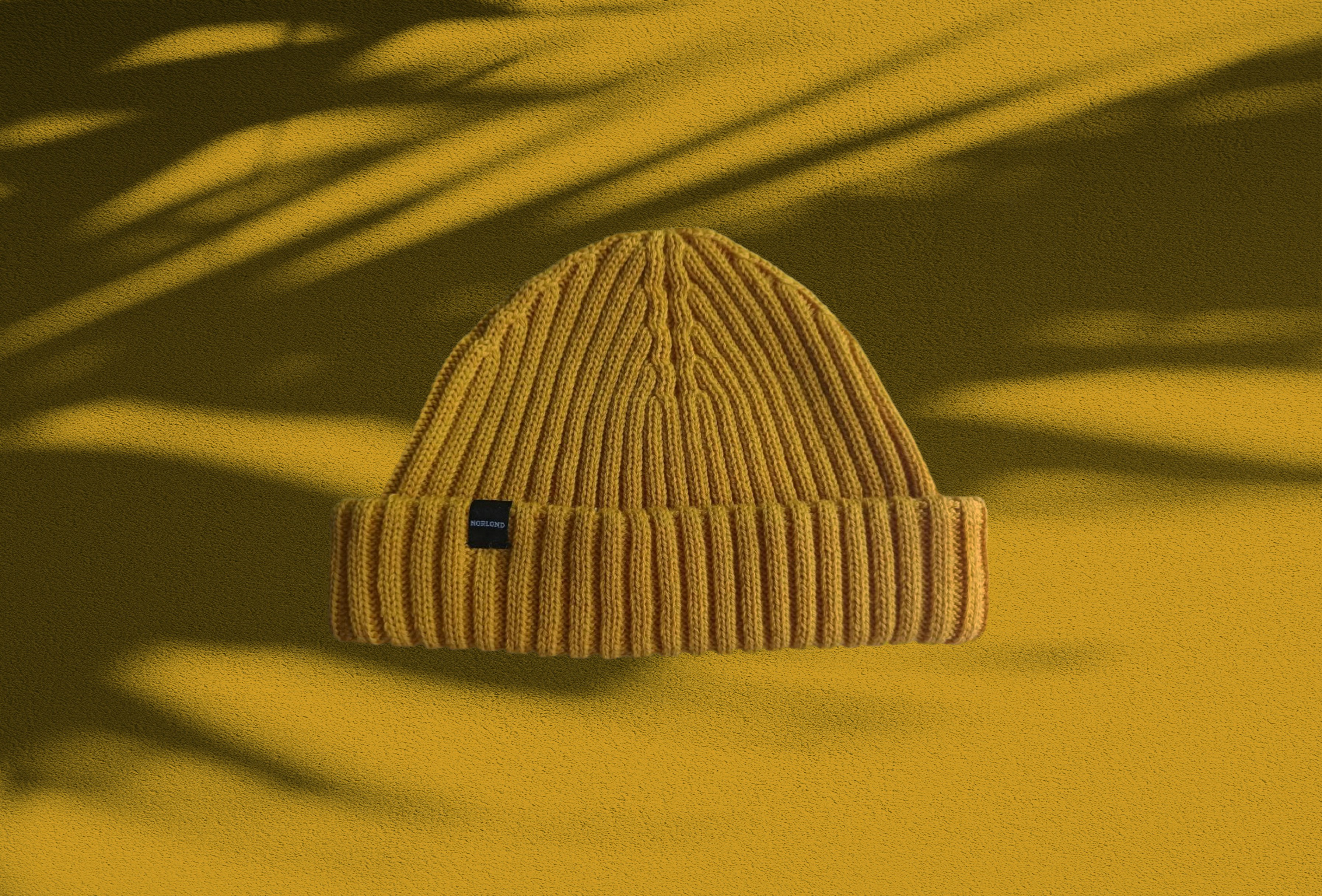 tampa de malha branca no têxtil amarelo