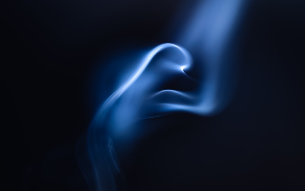 blauer Rauch im schwarzen Hintergrund