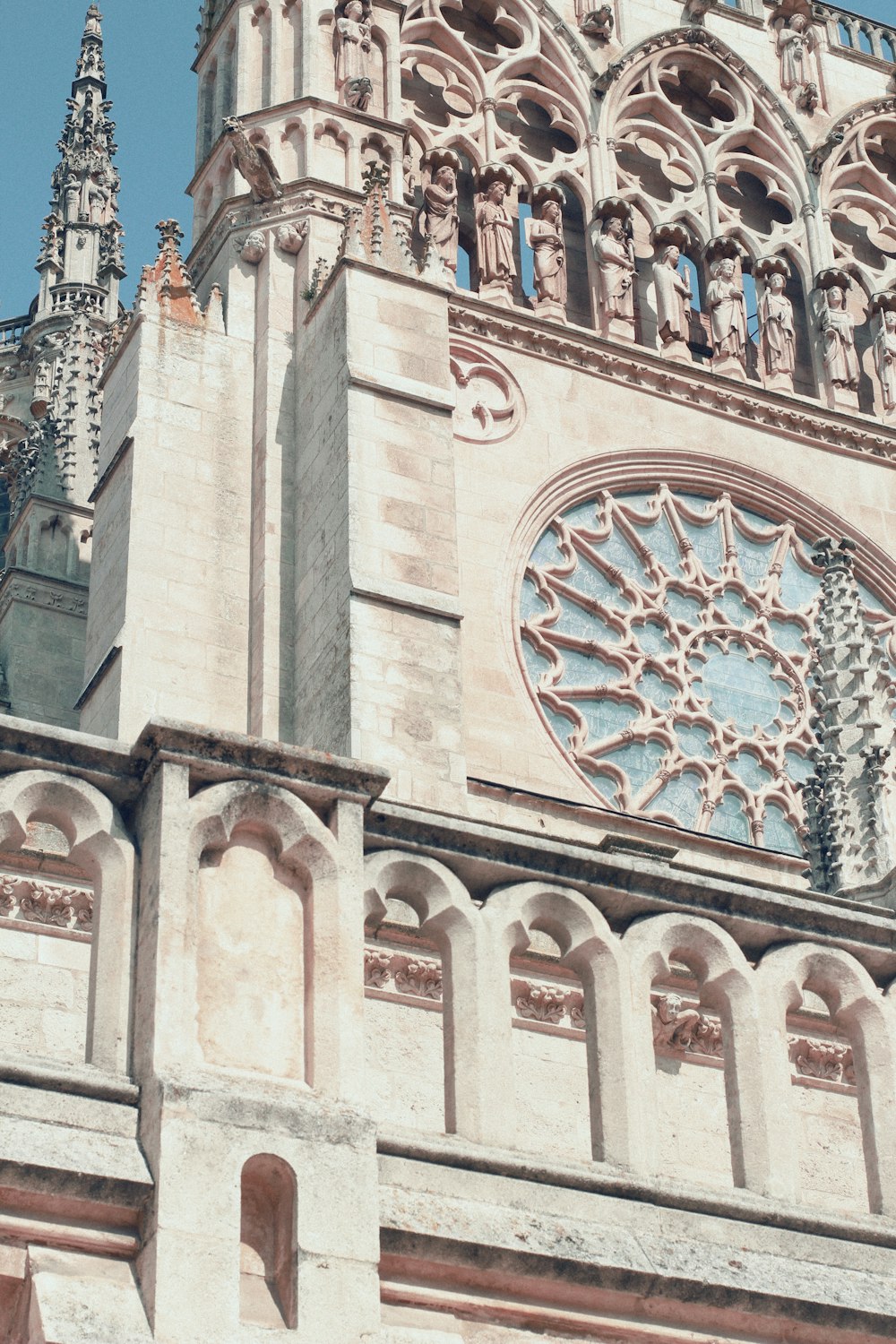 Edificio de hormigón beige y marrón